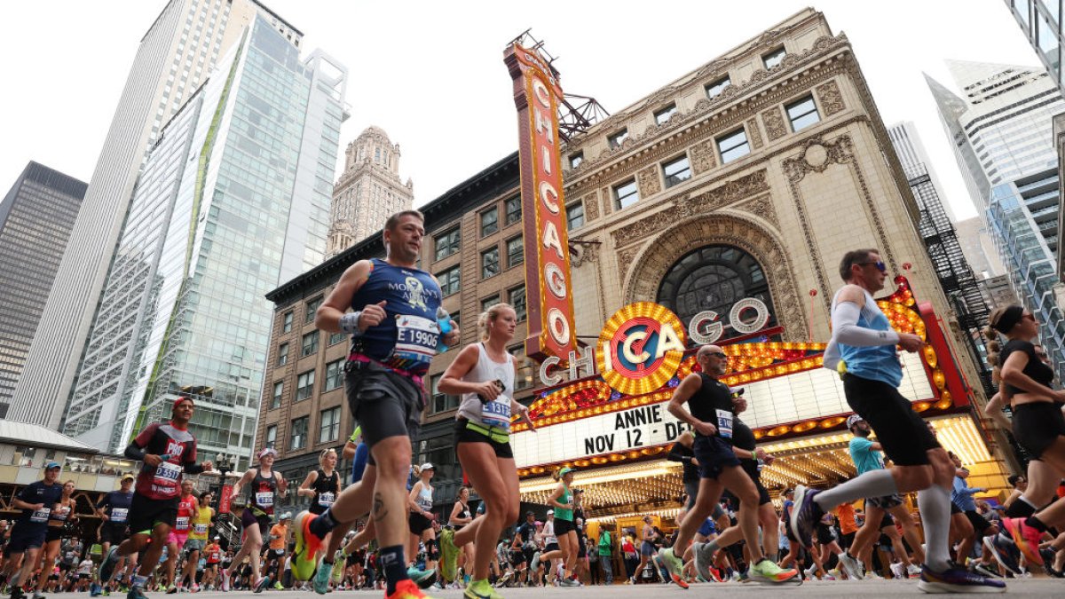 ¿te-los-perdiste?-revive-aqui-los-momentos-cuando-john-korir,-ruth-chepngetic-y-los-ganadores-en-la-division-de-silla-de-ruedas-cruzaron-la-meta-del-maraton-de-chicago.