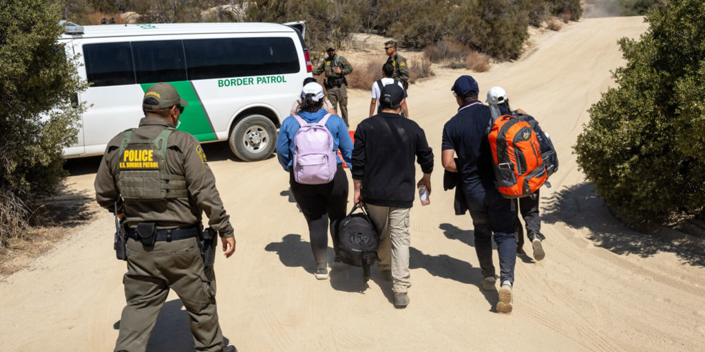 Los cruces irregulares en la frontera disminuyen más de la mitad desde que Biden restringió el asilo