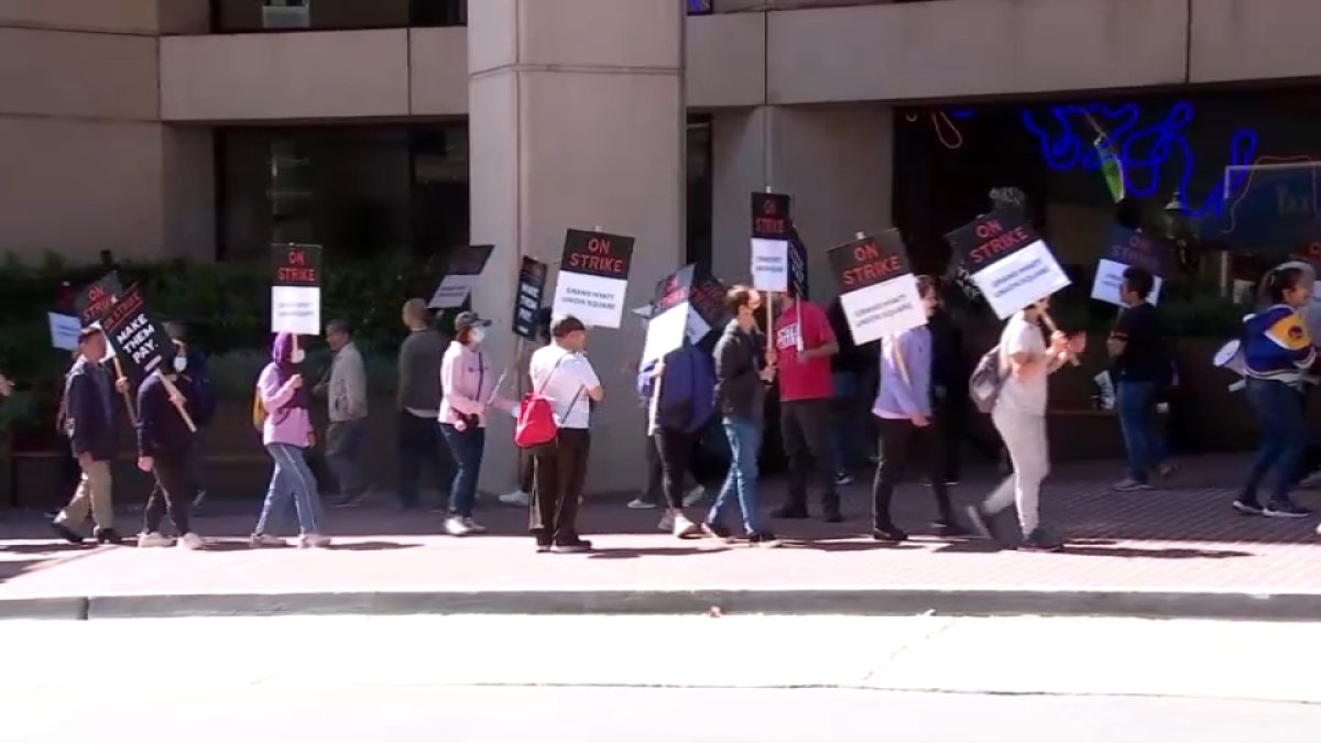 Cientos de trabajadores hoteleros en huelga marchan en San Francisco