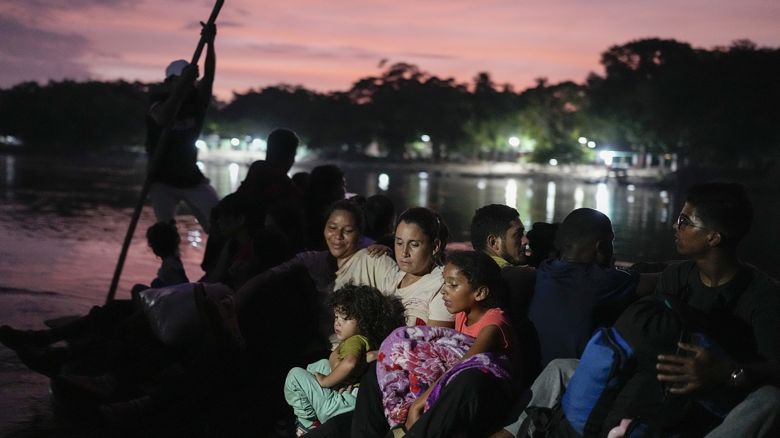 el-flujo-de-migrantes-por-la-frontera-sur-mexicana-ya-esta-controlado,-pero-por-los-carteles