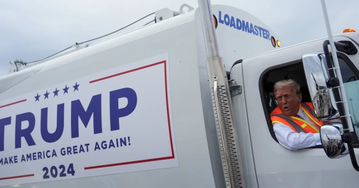 ‘¿les-gusta-mi-camion?’:-donald-trump-llega-a-mitin-en-un-carro-de-basura-tras-criticas-de-biden