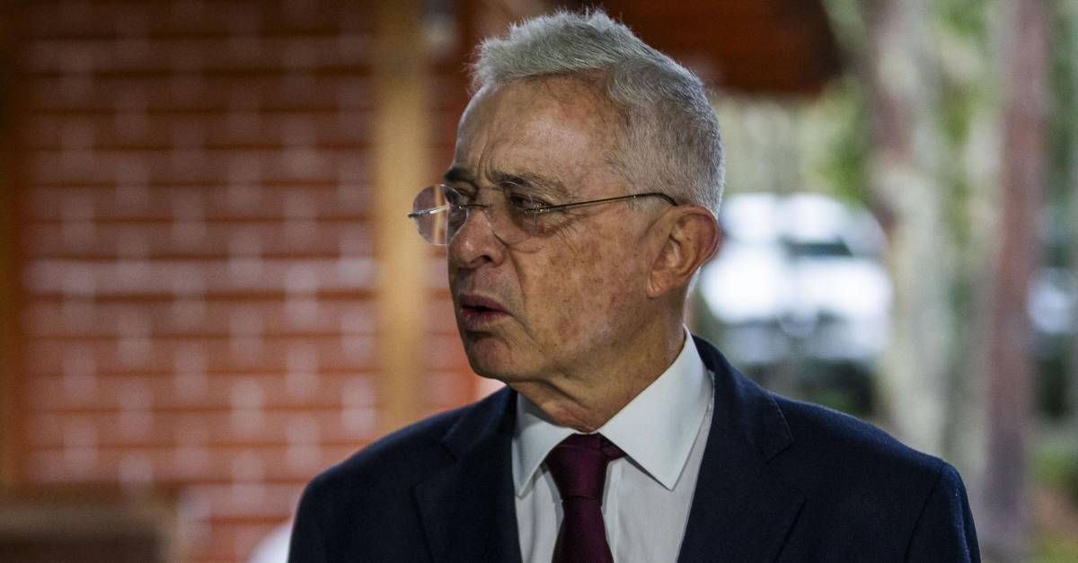 Defensa de Álvaro Uribe dice que han borrado archivos del computador y el celular del testigo estrella del caso en su contra