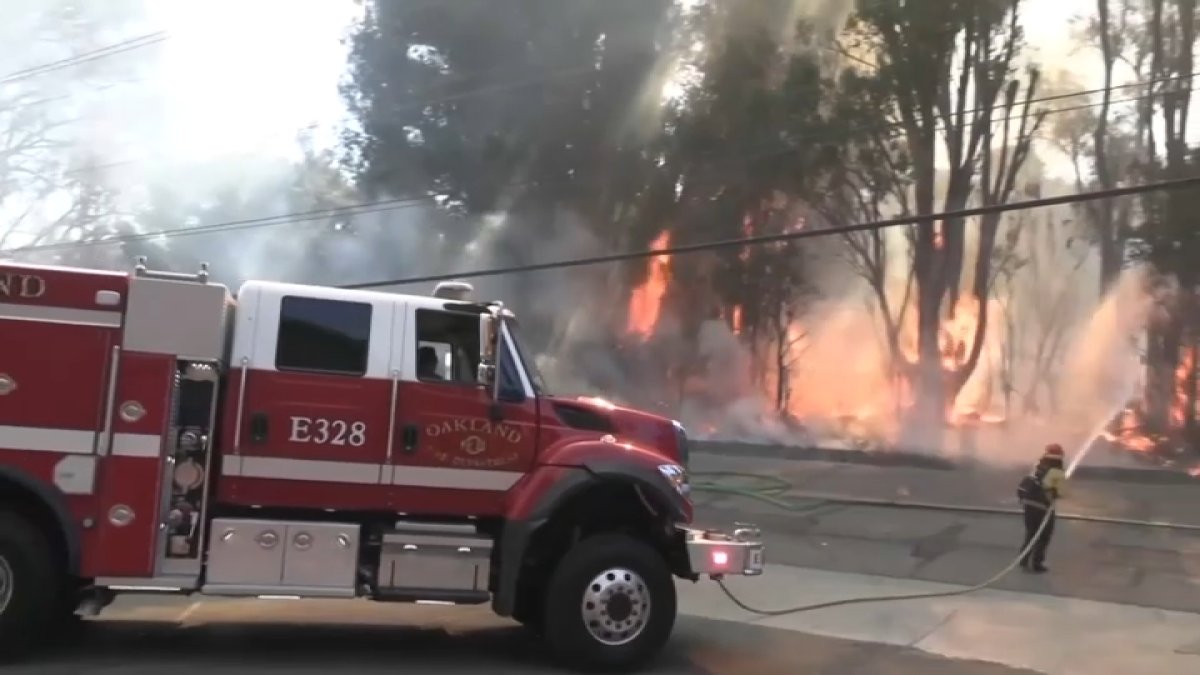 bomberos-contienen-el-incendio-keller-en-oakland