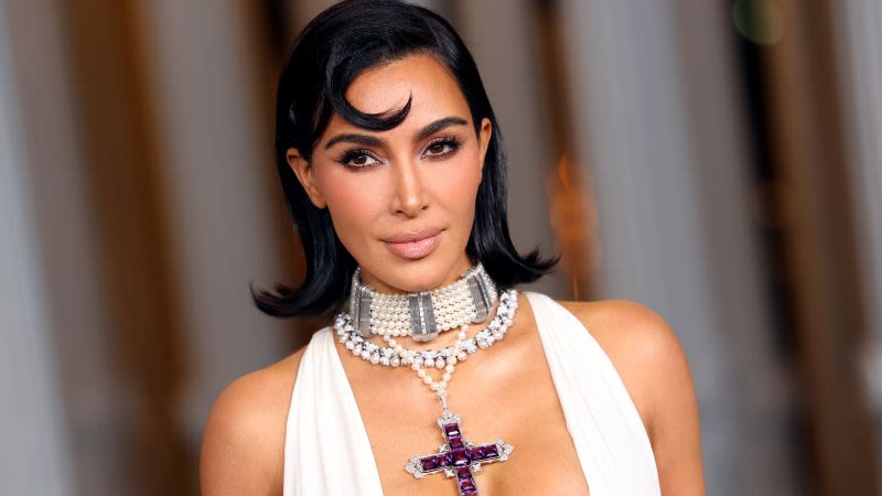 kim-kardashian-muestra-por-primera-vez-en-publico-el-famoso-collar-con-la-cruz-de-la-princesa-diana-|-cnn