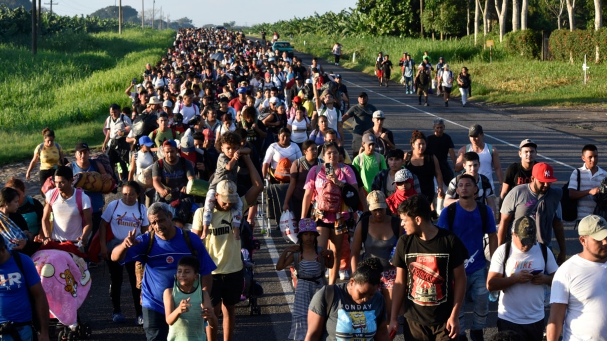 unos-2.500-migrantes-salen-caminando-hacia-el-norte-desde-la-frontera-sur-de-mexico