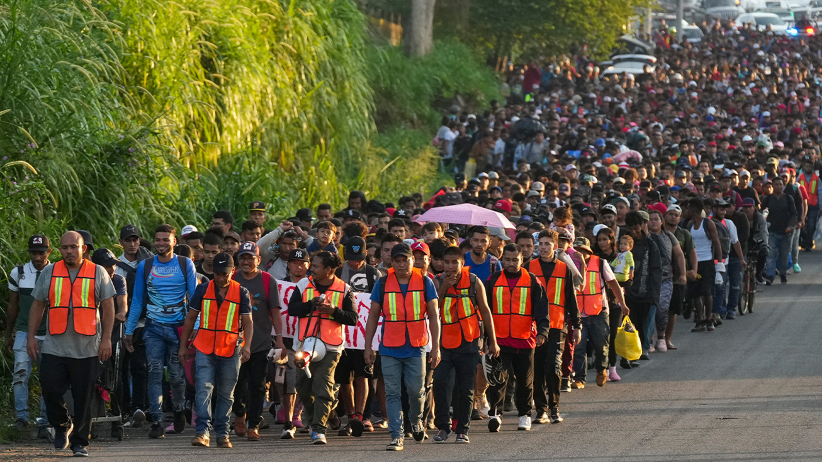 unos-2,500-migrantes-salen-caminando-hacia-el-norte-desde-la-frontera-sur-de-mexico