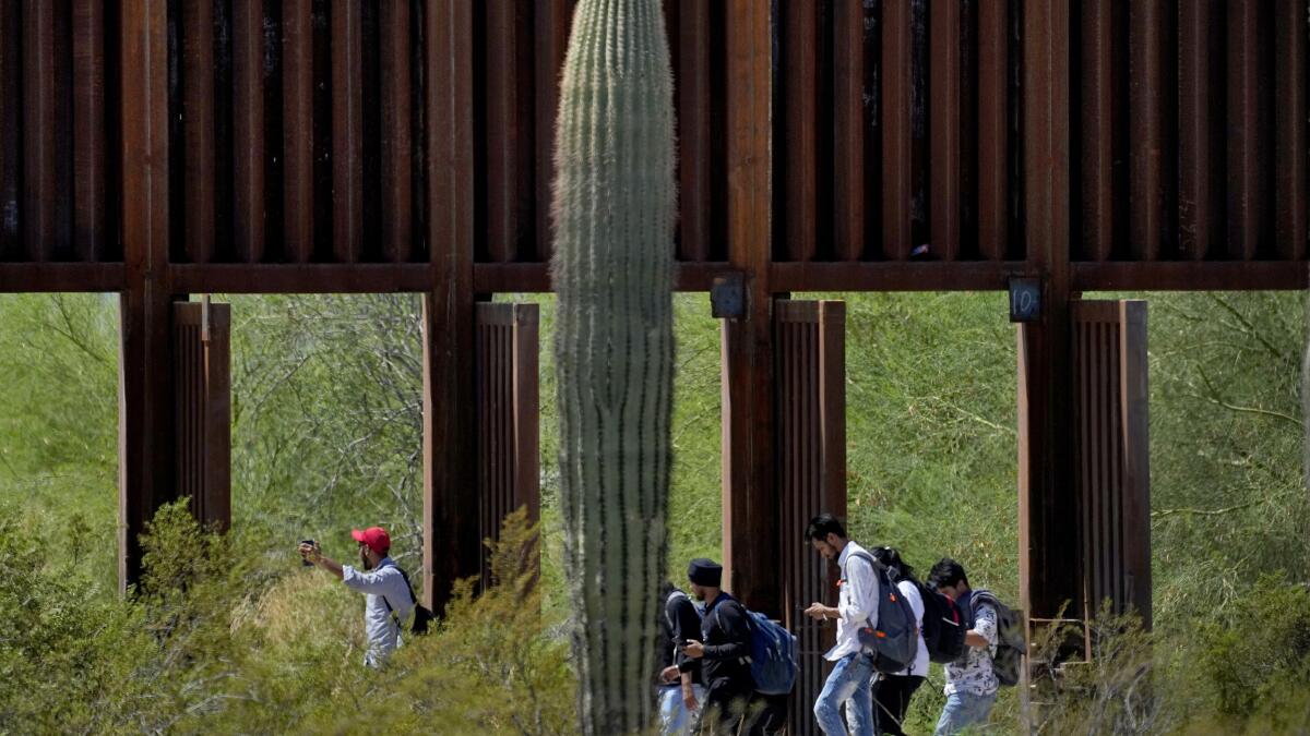 presionados-por-los-cruces-ilegales,-votantes-de-arizona-aprueban-control-estatal-de-la-inmigracion