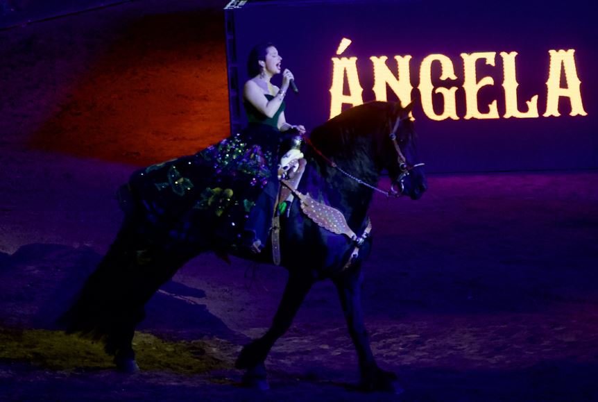 con-firmas-quieren-que-le-quiten-el-“mujer-del-ano”-a-angela-aguilar