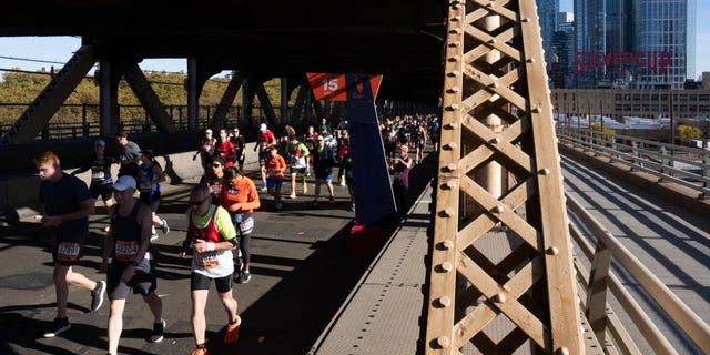 un-corredor-hace-tiempazo-y-bate-el-record-del-mundo-corriendo-en-crocs-en-la-maraton-de-nueva-york-de-2024