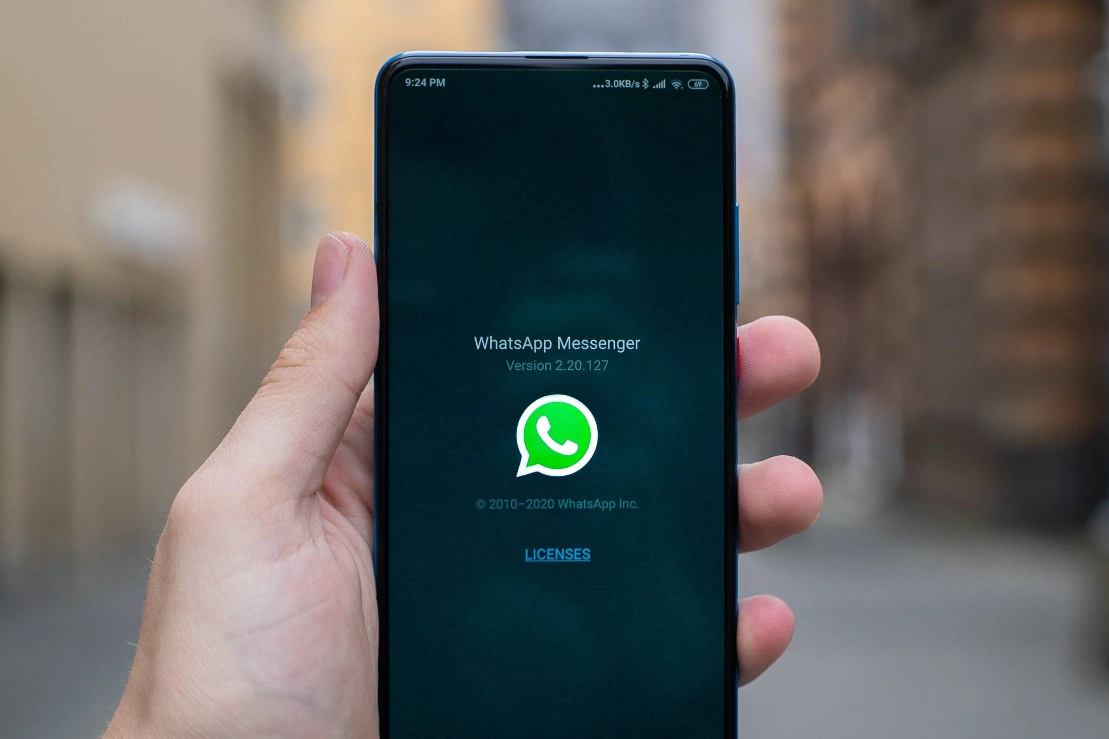 whatsapp-dice-adios-al-verde-y-se-actualiza-con-un-tema-minimalista