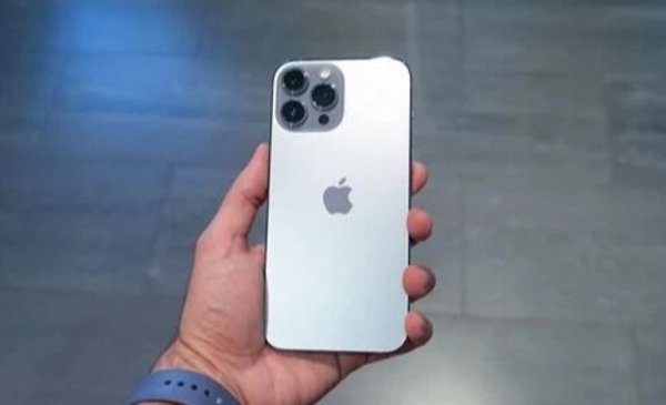 historico:-un-supermercado-vende-el-iphone-mas-barato-de-la-historia-y-el-precio-es-increible