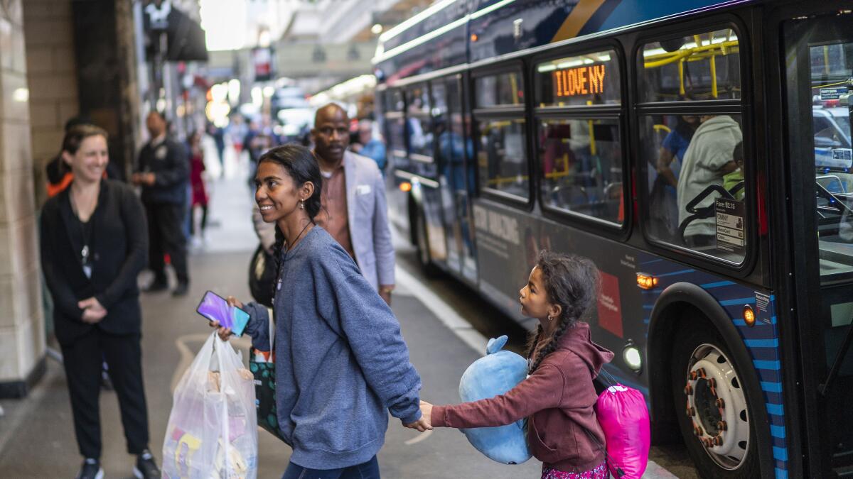 juez-dice-que-ny-no-puede-usar-anticuada-ley-para-impedir-llegada-de-autobuses-con-inmigrantes