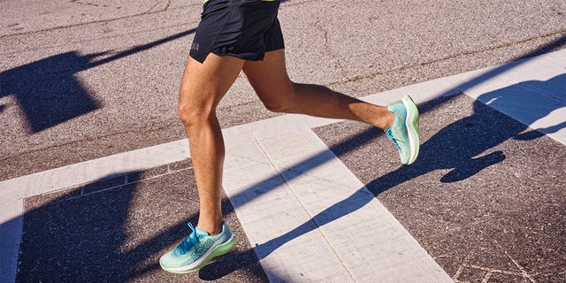 las-mejores-zapatillas-de-hoka-tanto-para-correr-por-asfalto,-montana-o-entrenamiento-cruzado