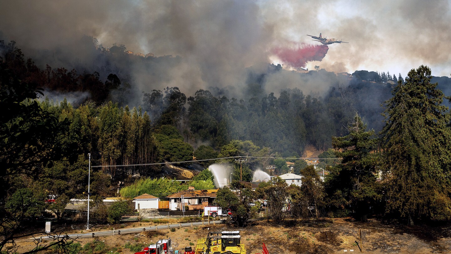 Controlan incendio que quemó 2 casas en California y obligó a evacuar a 500 personas