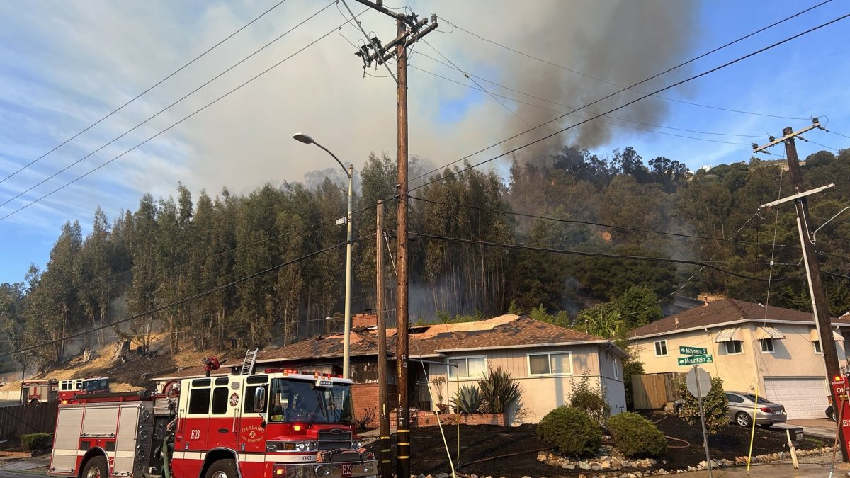 Voraz incendio provoca evacuaciones y daña 2 viviendas en Oakland