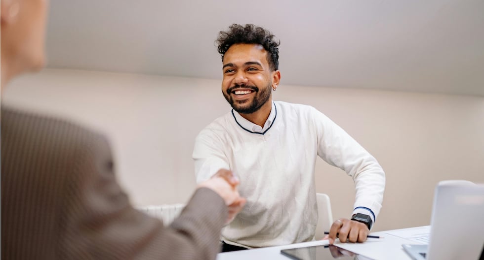 La estrategia más efectiva para ser más feliz en el trabajo, según un especialista en bienestar