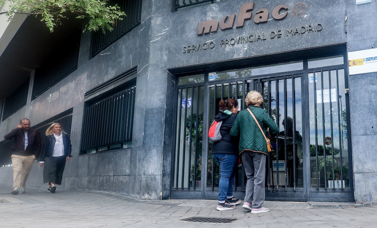 Los funcionarios más jóvenes optan masivamente por la sanidad pública y precipitan la crisis de Muface