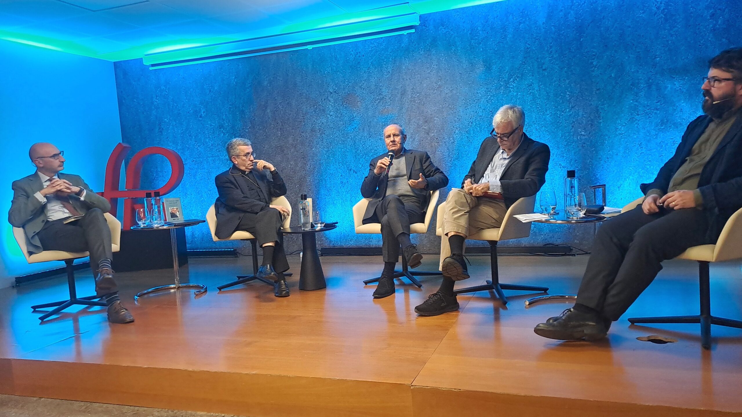 Lleno total en la presentación del último libro de Julián Carrón, ex presidente de Comunión y Liberación