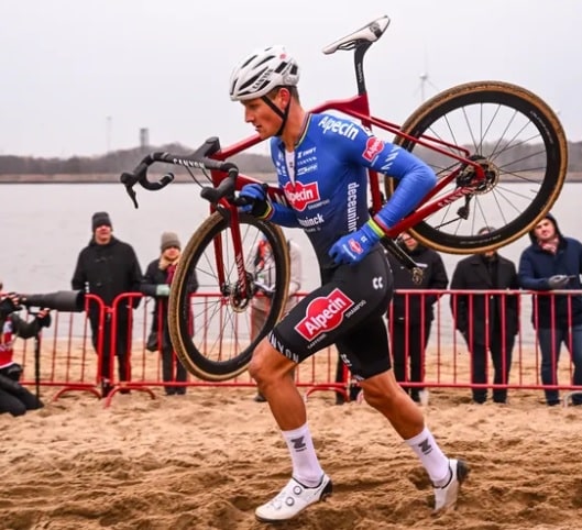 la-superestrella-del-ciclismo-mathieu-van-der-poel-sale-a-“estirar-las-piernas”-y-acaba-corriendo-un-medio-maraton-muy-por-debajo-de-4-minutos-el-kilometro