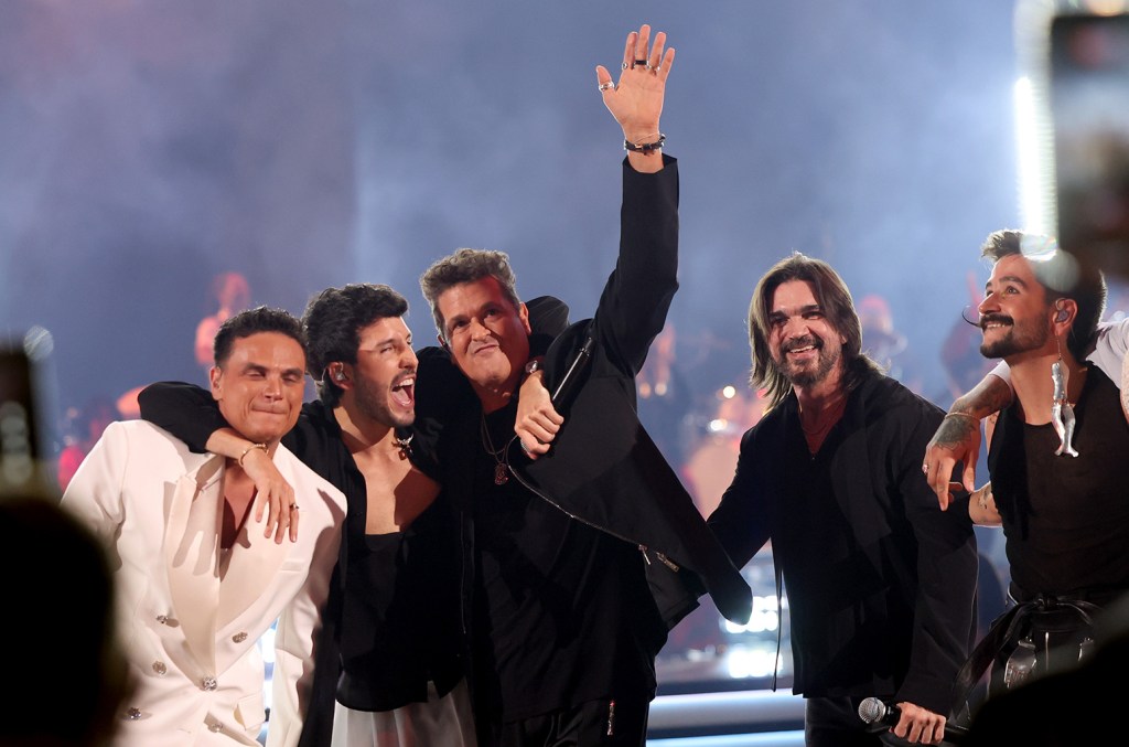 Carlos Vives abre los Latin Grammy 2024 con un emotivo popurrí de sus grandes éxitos