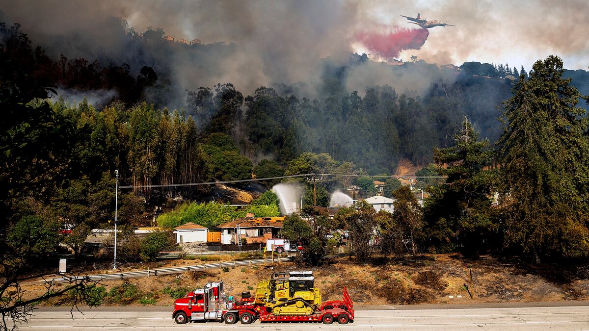 Controlan incendio que consumió dos casas en California y obligó a evacuar a 500 personas