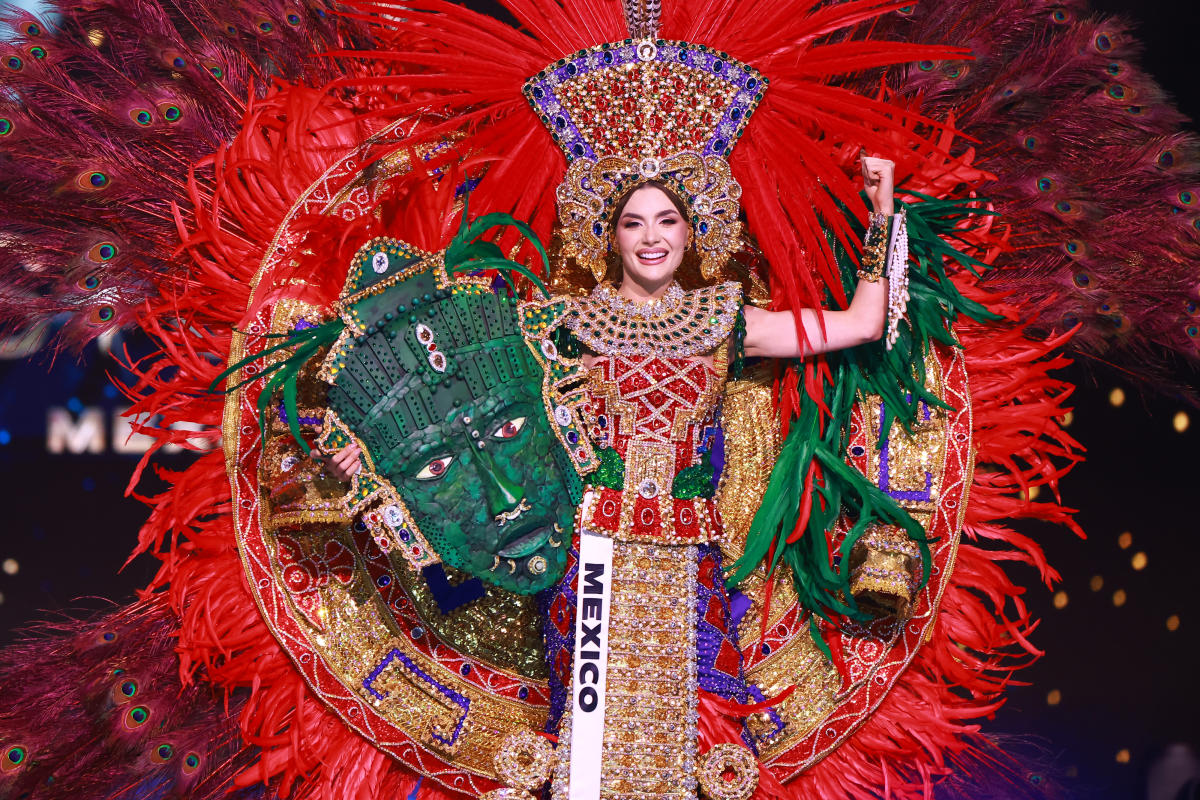 Los vistosos y extravagantes trajes típicos de Miss Universo: de la 'sangre' de Miss Bulgaria a la ruleta de 'Sábado Gigante'