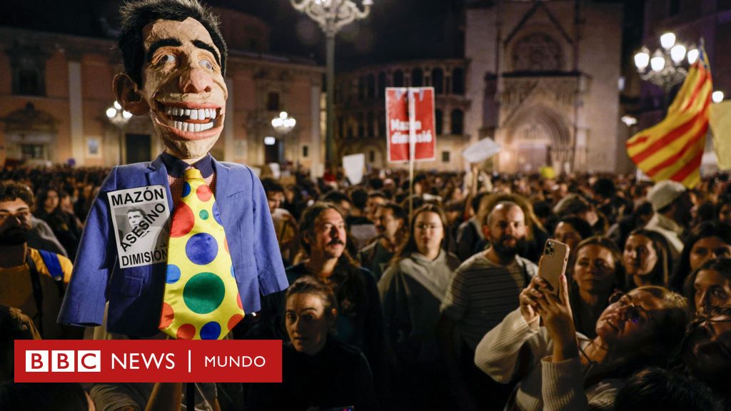 Valencia | “Nosotros estamos manchados de barro, ustedes de sangre”: la masiva manifestación por la respuesta de las autoridades al desastre de la DANA – BBC News Mundo