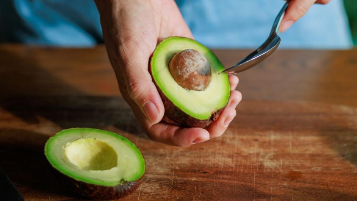 ¿Cuántas calorías tiene un aguacate y cuánto debe comer para tener una dieta balanceada?