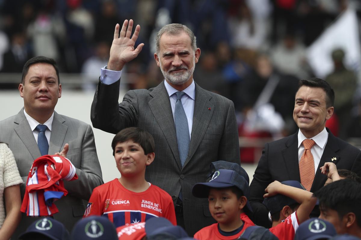 Felipe VI visita una escuela de fútbol de beneficencia para niños del Atlético en Ecuador