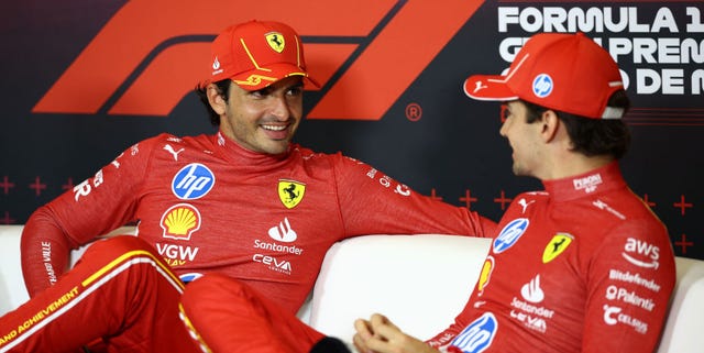 carlos-sainz-da-la-razon-a-charles-leclerc-y-marca-los-objetivos-de-ferrari-f1-en-el-mundial,-y-son-ambiciosos