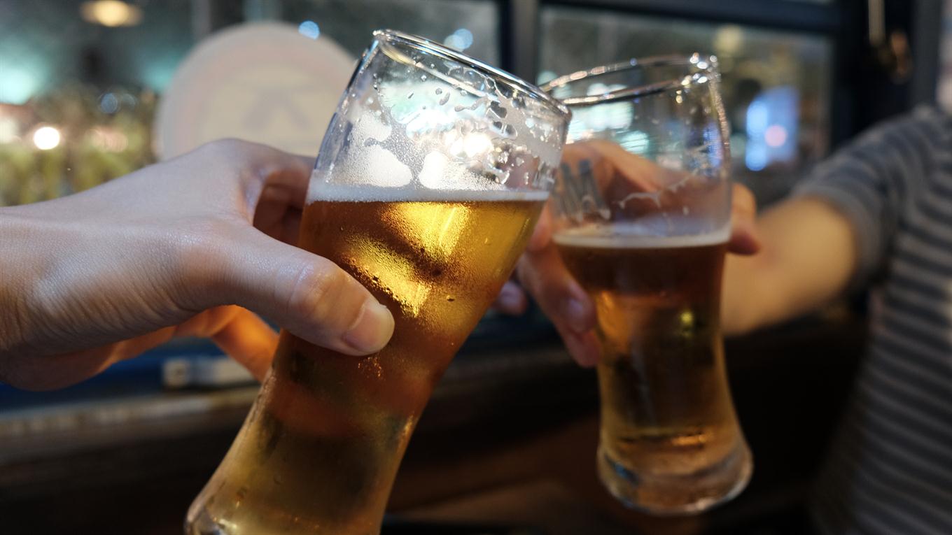 Investigadores revelan que bebedores de cerveza tienen dietas más pobres – La Opinión