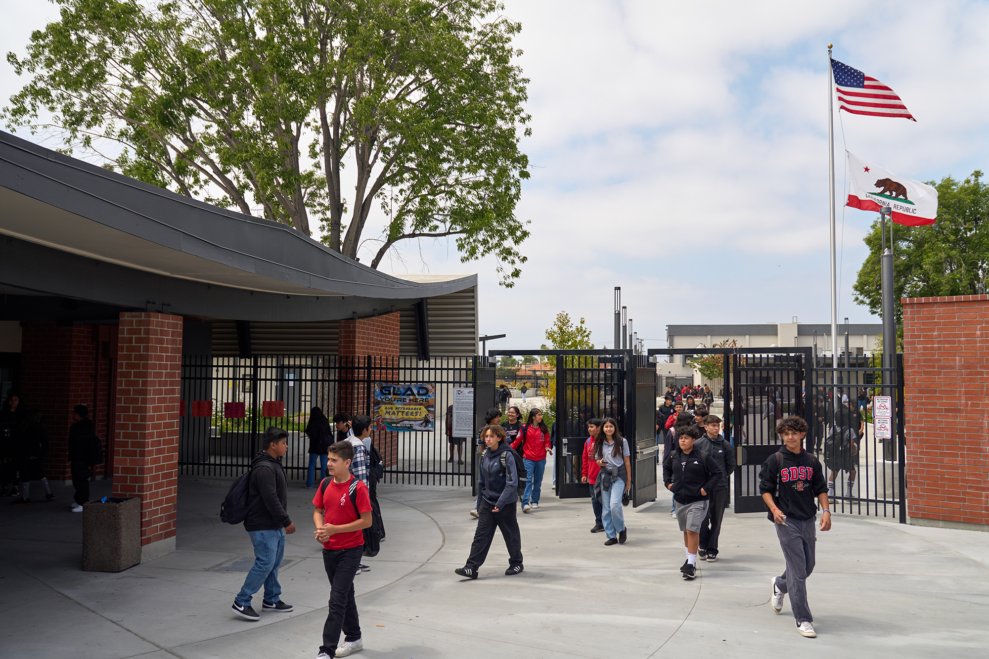 Las escuelas de California se preparan para los ataques de Trump a los inmigrantes, los estudiantes trans y el currículo 'solidario'