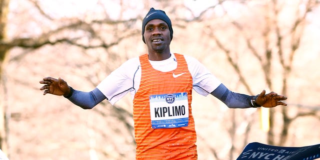 jacob-kiplimo-bate-el-record-mundial-de-15k-con-un