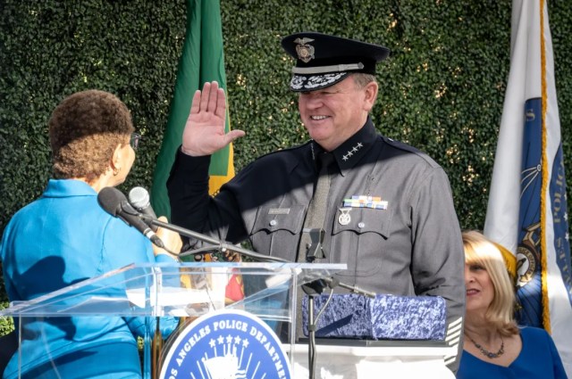 la-alcaldesa-karen-bass-toma-juramento-al-jefe-de-la-lapd,-jim-mcdonnell,-en-la-academia-de-policia