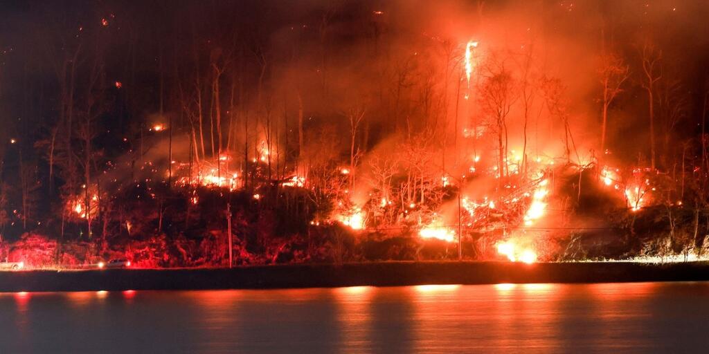 El incendio Jennings Creek sigue causando estragos en el noreste del país