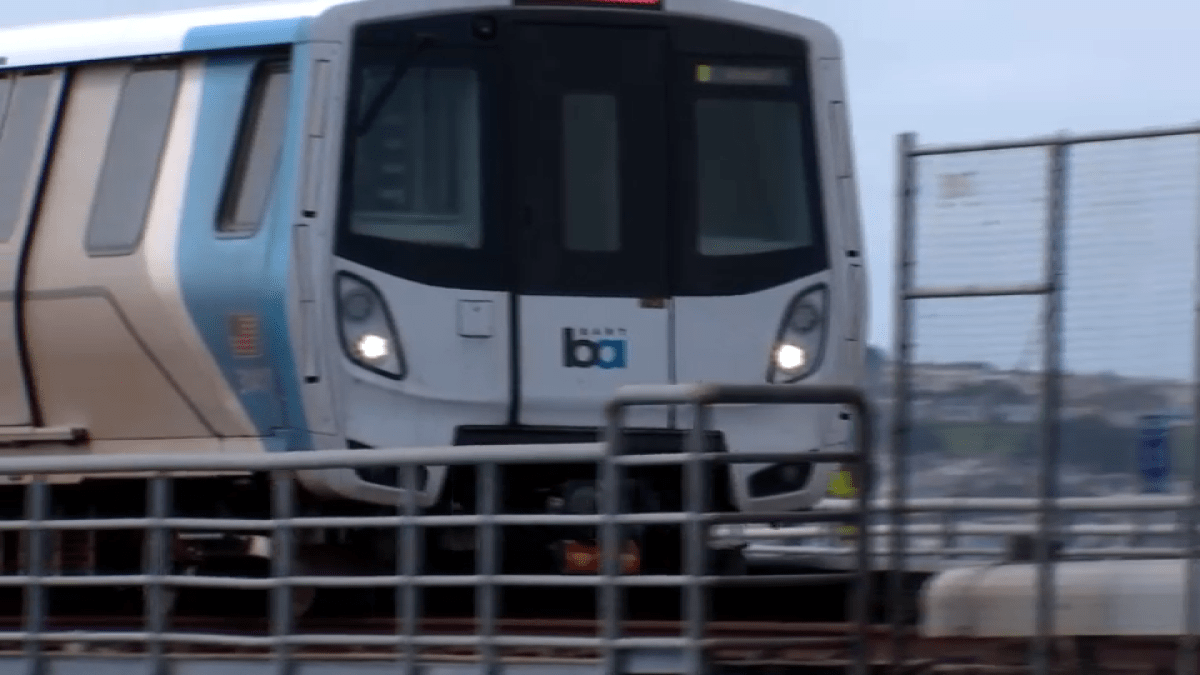 Acusan a sospechoso que le habría cortado el cuello a una mujer en el BART en San Francisco