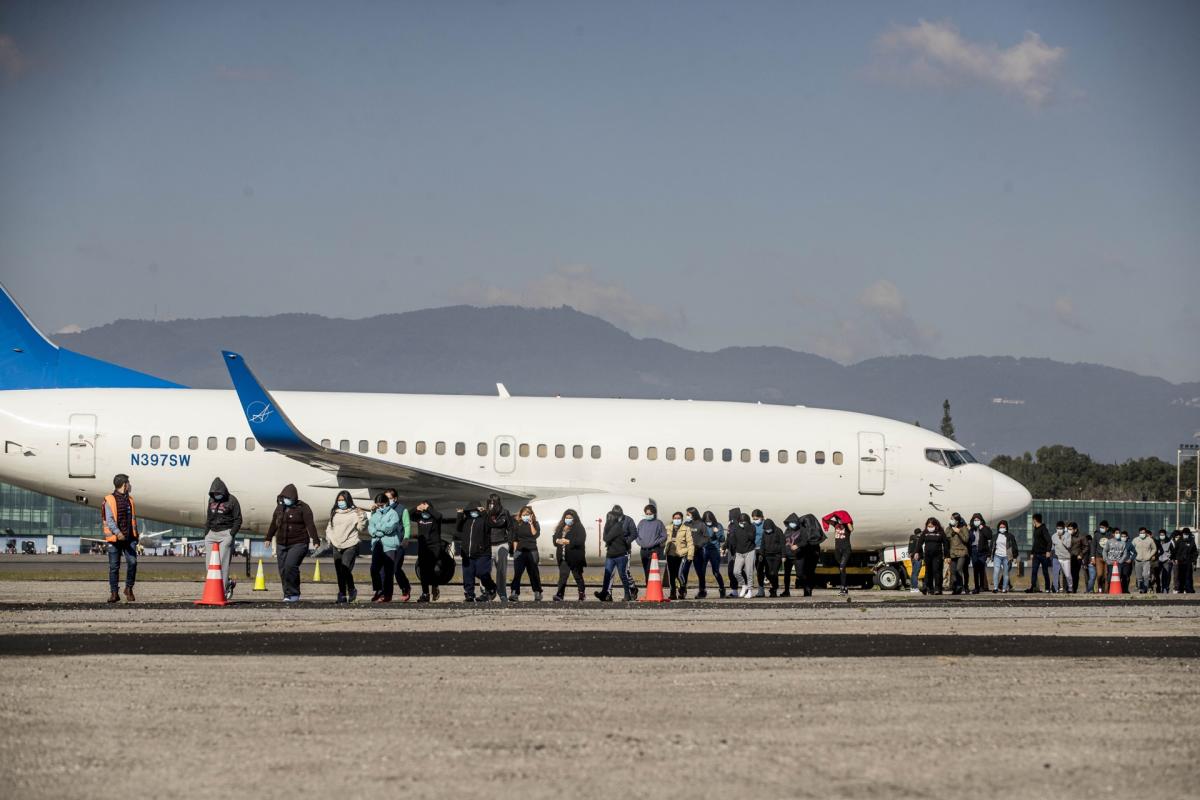 demandan-al-gobierno-de-eeuu-para-que-revele-informacion-sobre-las-deportaciones-aereas