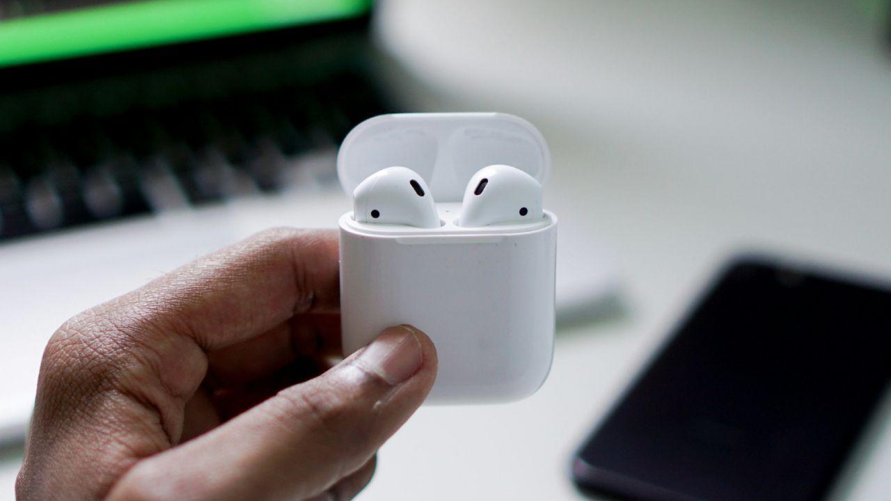 Unos jóvenes indios se adelantaron a Apple y hackearon los AirPods convirtiéndolos en audífonos para una anciana