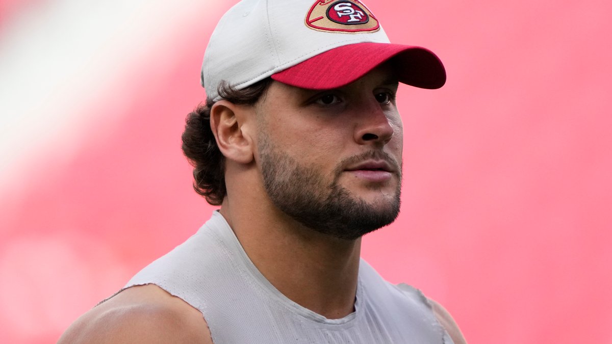 La NFL multa a Nick Bosa de los 49ers más de $11,000 por usar gorra de MAGA en el campo del Levi’s Stadium