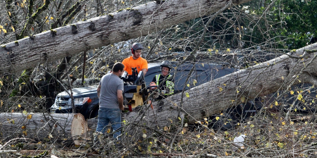 El ciclón bomba deja 2 muertos en el Noroeste y a medio millón de hogares sin electricidad