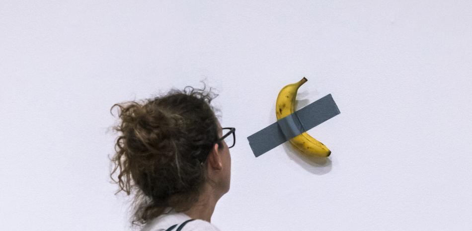 ¡vendida!-compran-la-banana-con-cinta-adhesiva-de-cattelan-por-us$6,2-millones-en-nueva-york