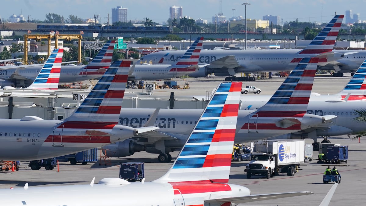 Hombre intenta abrir la puerta de un avión en pleno vuelo de Wisconsin a Texas