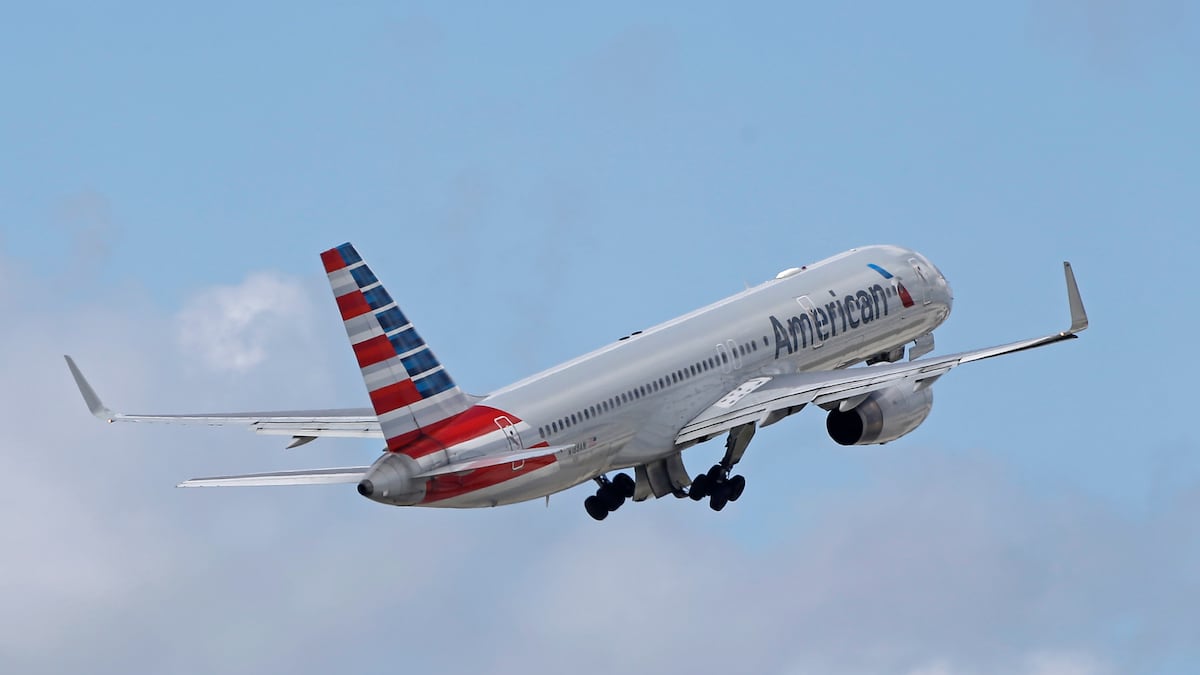 Hombre intenta abrir la puerta de un avión en pleno vuelo