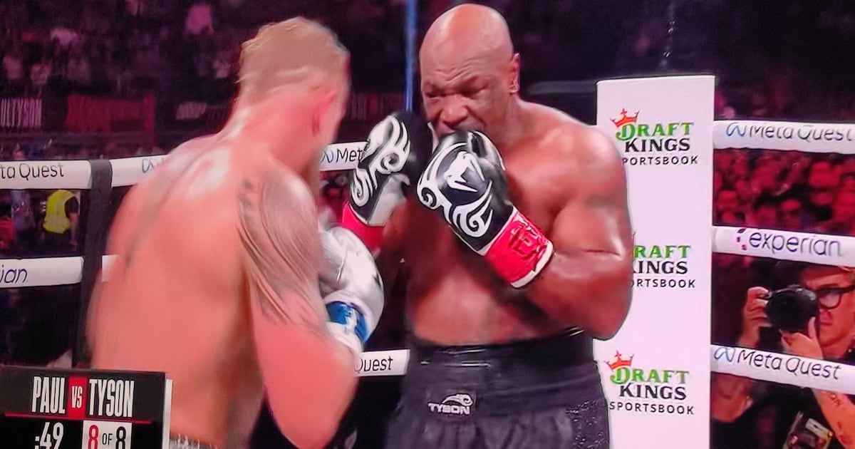 Las curiosidades de Mike Tyson ante Jake Paul: Mordió su guante izquierdo y dejó ver su trasero (VIDEO)