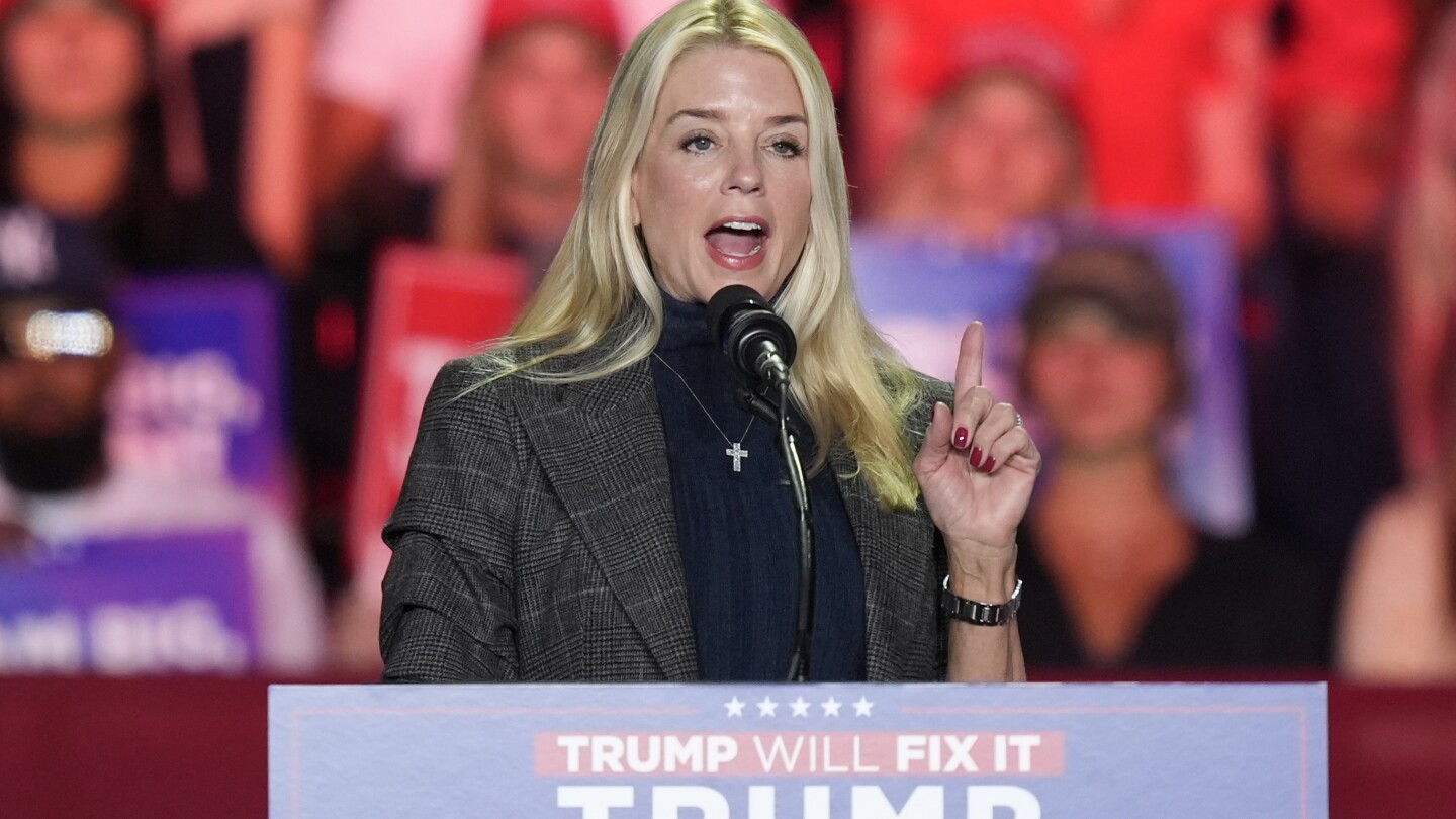 Qué saber sobre Pam Bondi, la nueva elección de Trump para secretaria de Justicia