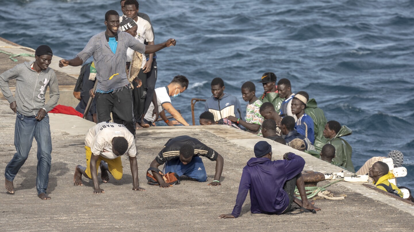 España legalizará a miles de migrantes en los próximos 3 años