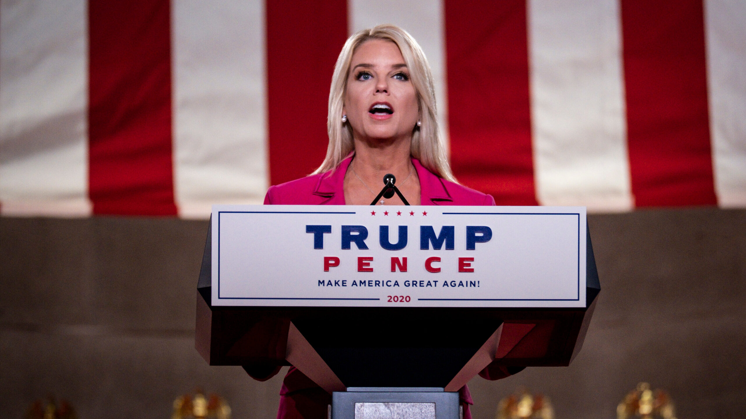 ¿Quién es Pam Bondi, la nueva elección de Donald Trump para fiscala general?