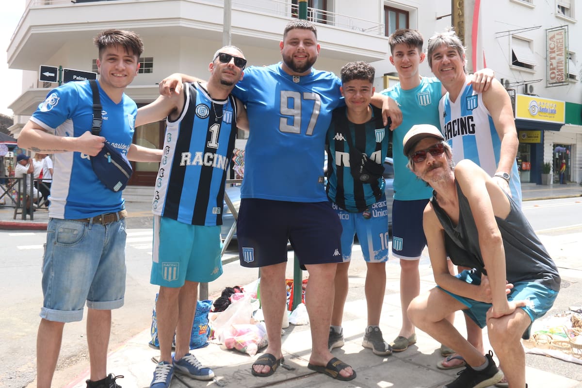 Una invasión de hinchas de Racing copó Asunción: 20 horas de viaje detrás de un sueño que esperó 32 años