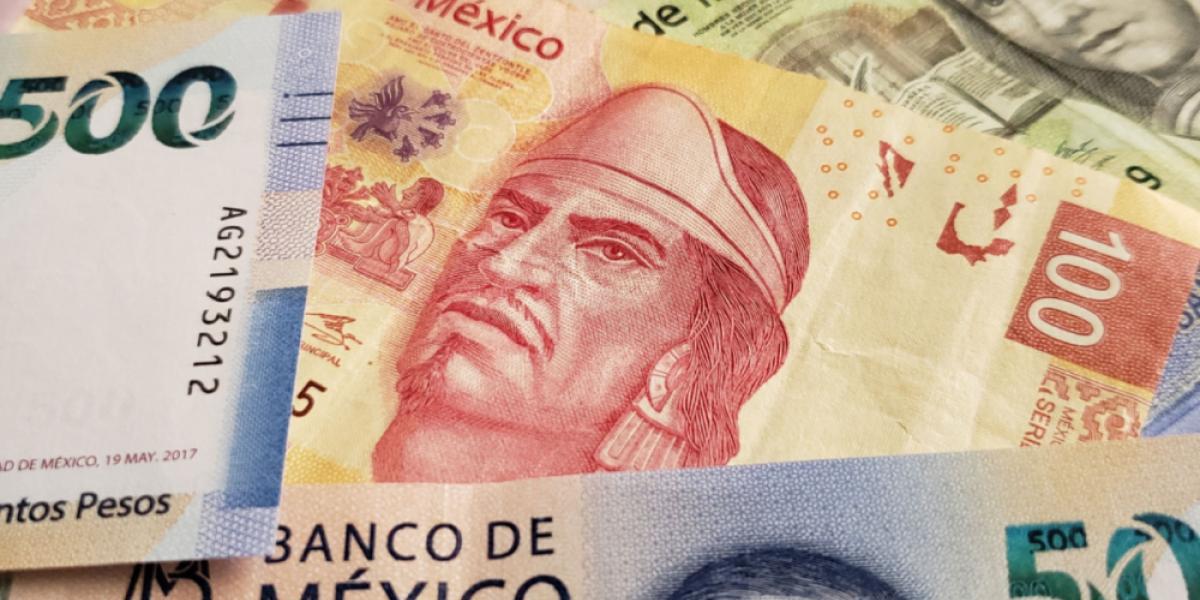 peso-mexicano-cae-por-tercera-jornada-ante-fortaleza-del-dolar;-cierra-semana-negativa