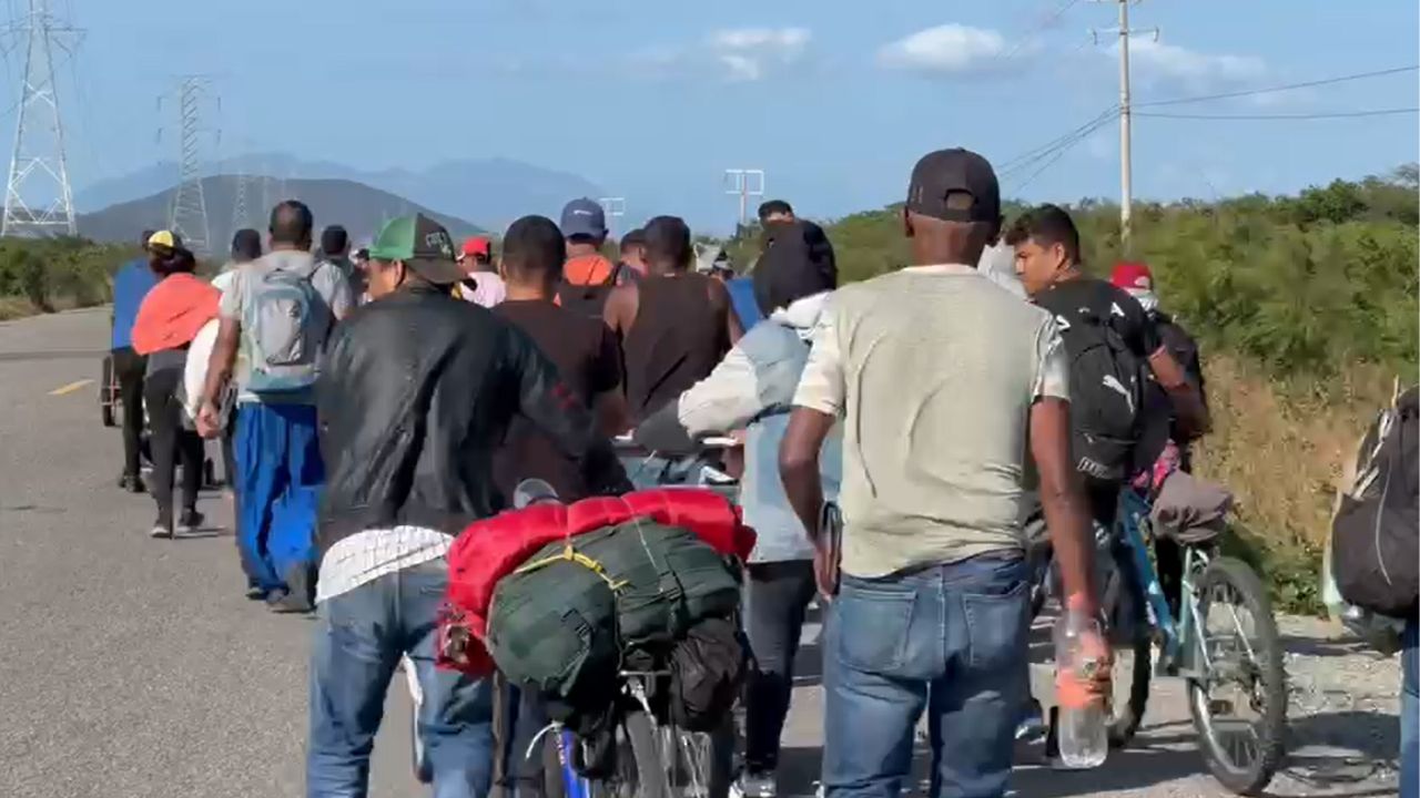 caravanas-en-oaxaca:-miles-de-migrantes-se-arriesgan-en-la-carretera-panamericana-para-llegar-a-eu-antes-que-trump